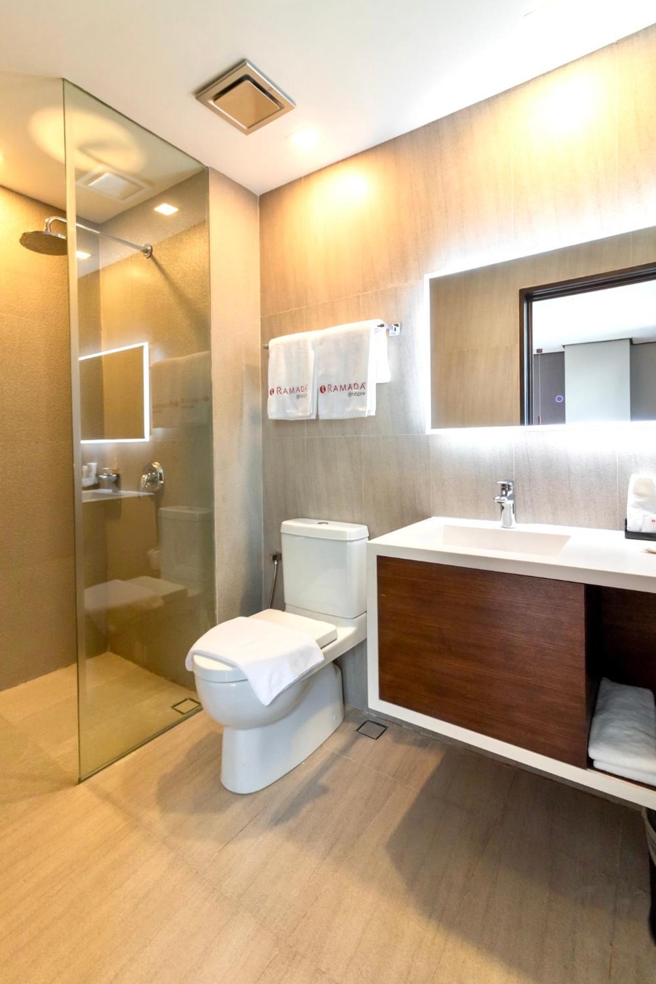 Ramada Encore By Wyndham Makati Hotel 4*