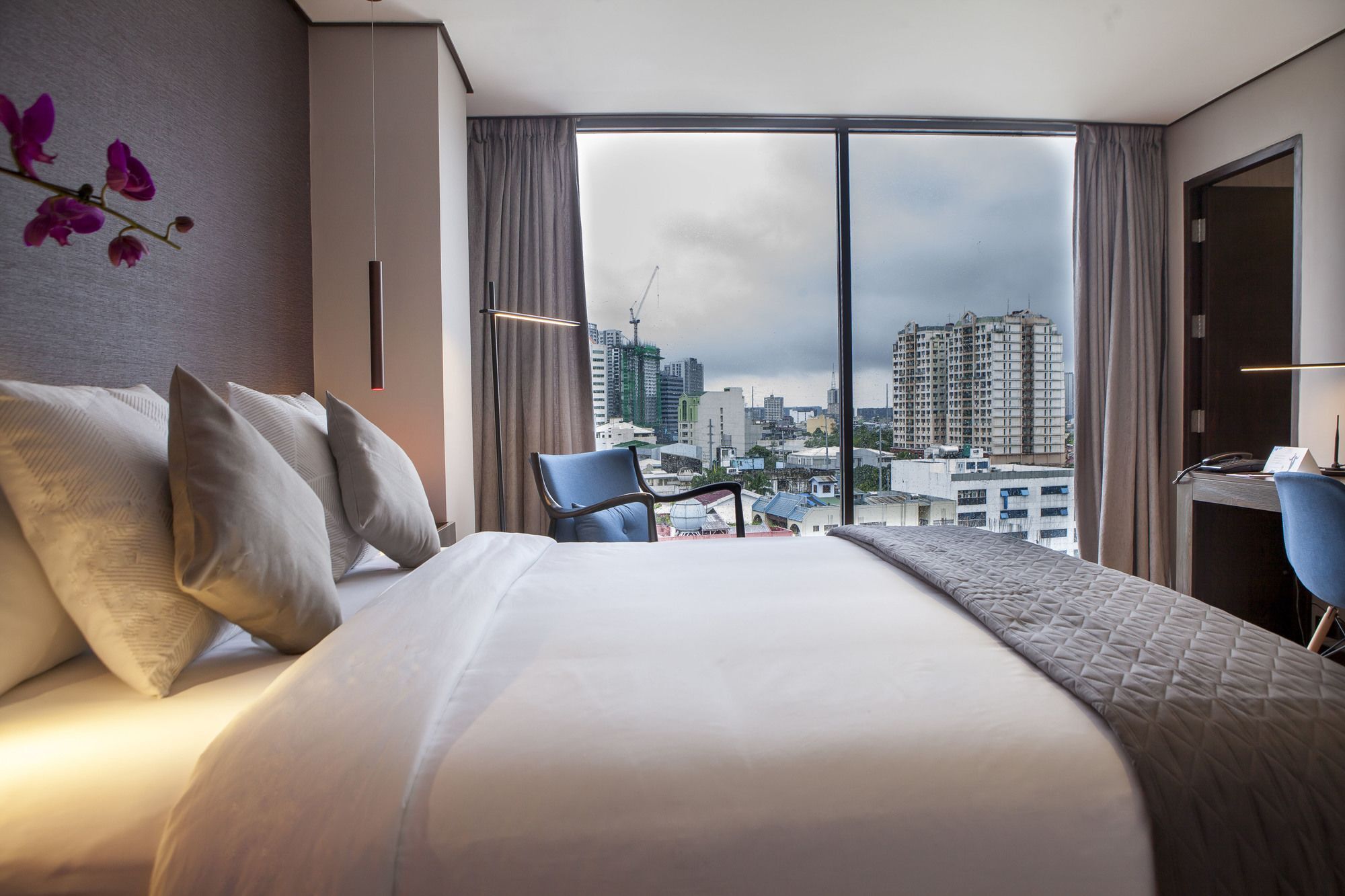 Ramada Encore By Wyndham Makati Hotel 4*
